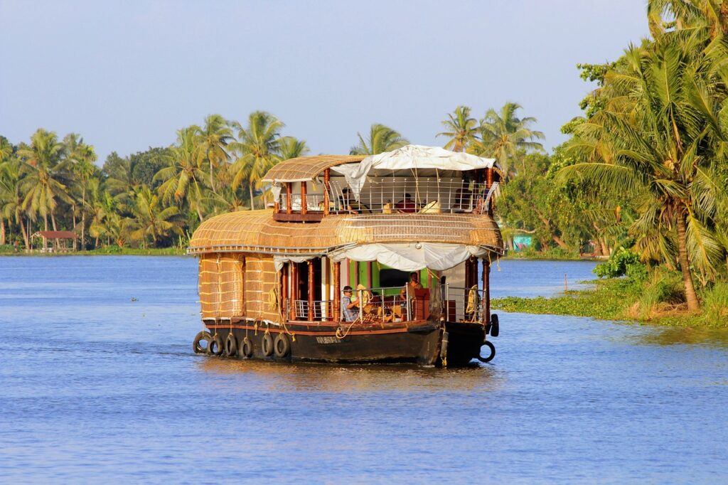 houseboat-kerala-2791119_1280